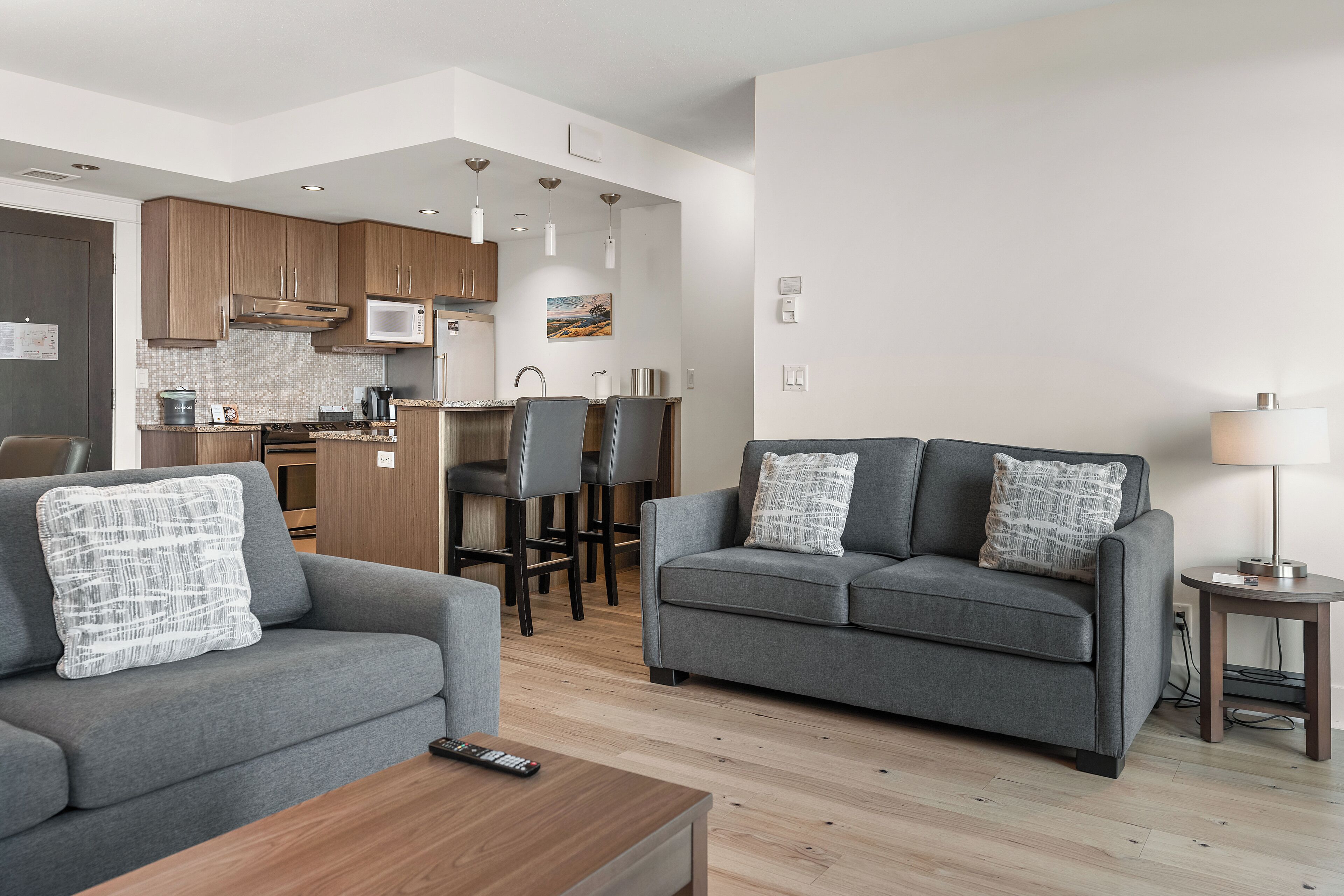 Suite Premier, 2 habitaciones | Zona de estar | Una televisión de pantalla plana, una chimenea, suelo radiante