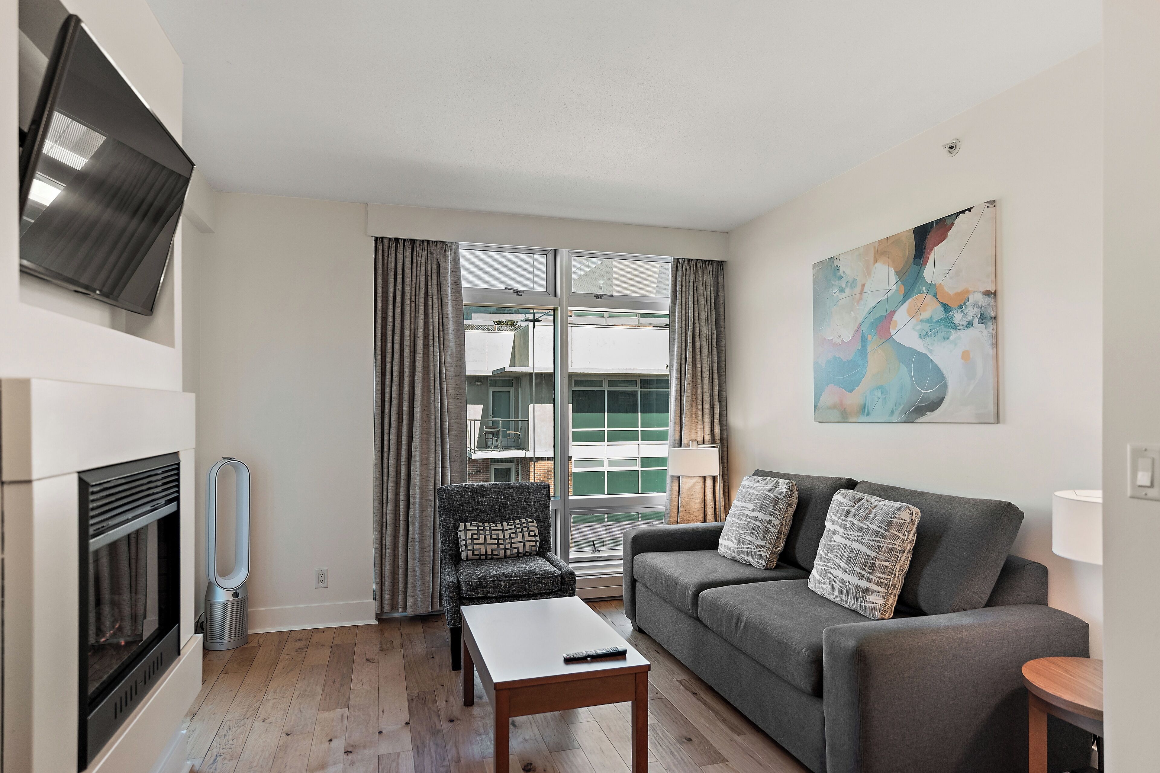 Phòng Suite, 1 phòng ngủ, góc | Khu phòng khách | TV màn hình phẳng 42-inch có truyền hình kỹ thuật số, TV, lò sưởi 