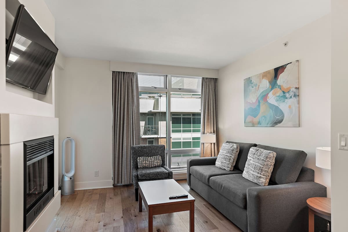 Suite, 1 soverom, hjørnerom | Oppholdsområde | En 42-tommers Flatskjerm-TV med digitale kanaler samt TV og peis