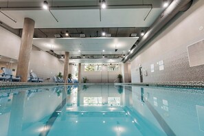 Indoor pool - The Parkside Hotel & Spa (Victoria)