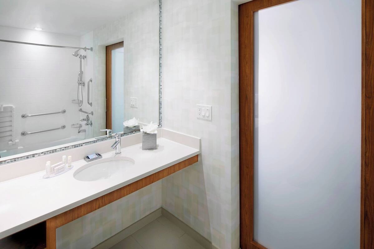 shower, free toiletries, hair dryer, towels