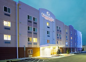 Um hotel com vários andares e um letreiro chamativo para Candlewood Suites.