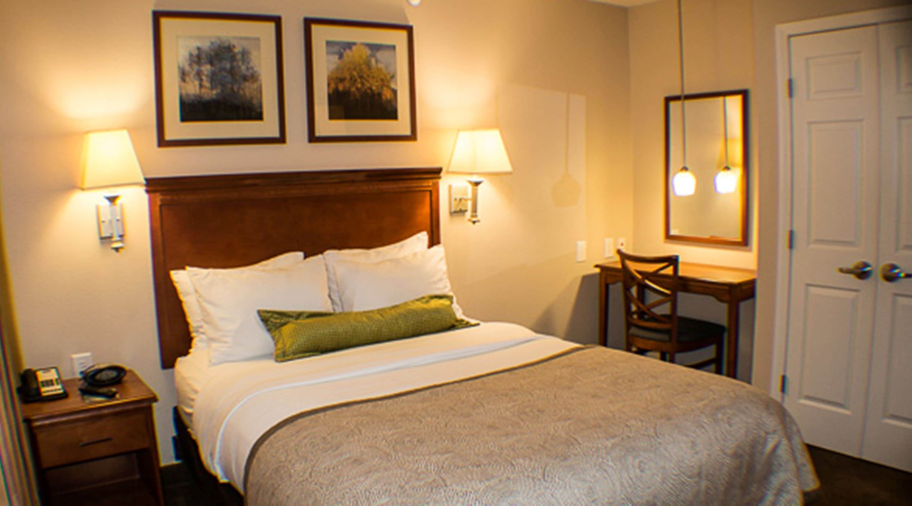 Suite, 1 soverom, kjøkken (Living and Dining Areas) | Skrivebord, blendingsgardiner, lydisolert og strykejern/-brett