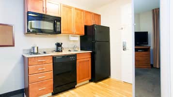 Fridge, microwave, stovetop, dishwasher
