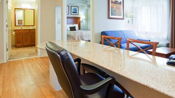 Bureau, rideaux occultants, chambres insonorisées