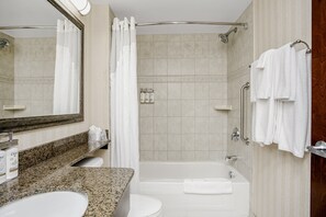 Suite, 1 kingsize bed met slaapbank | Luxe beddengoed, een bureau, een strijkplank/strijkijzer