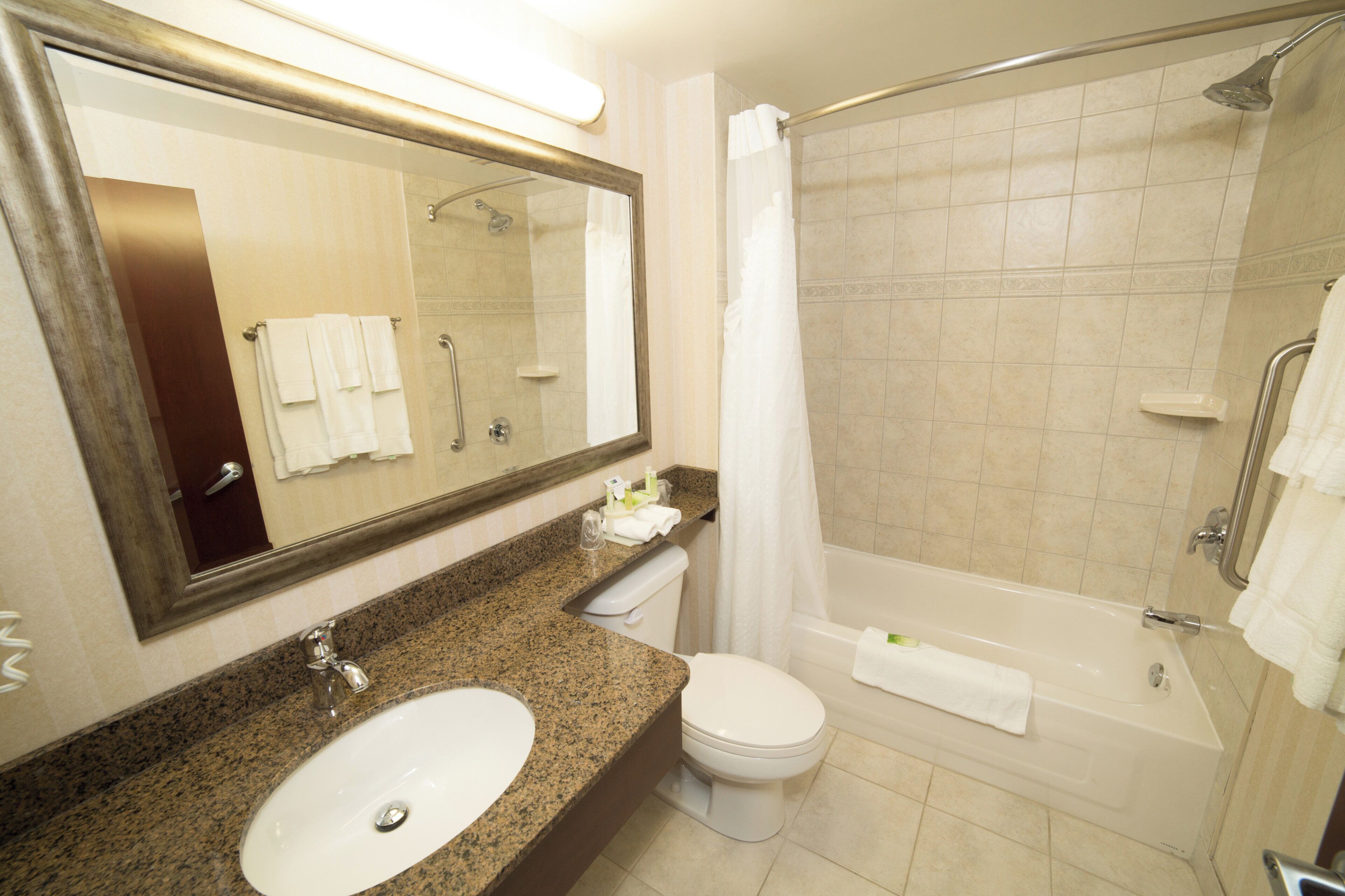 Un baño con lavamanos, inodoro, bañera y ducha.