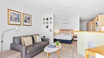 Economy Studio, 1 Queen Bed | Premium bedding, pillowtop beds, desk, blackout drapes