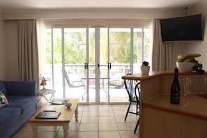 Studio, baignoire à jets | 1 chambre, literie de qualité supérieure, surmatelas, bureau