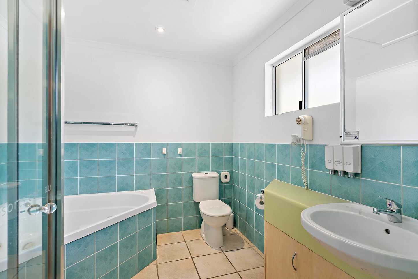 Studio Economy, 1 giường cỡ queen | Phòng tắm | Đồ dùng nhà tắm miễn phí, máy sấy tóc, khăn tắm 