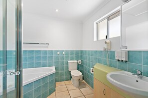 Economy Studio, 1 Katil Ratu (Queen) | Bilik Mandi | Kelengkapan dandanan diri percuma, pengering rambut, tuala disediakan 