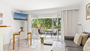 Economy Studio, 1 Queen Bed | Premium bedding, pillowtop beds, desk, blackout drapes