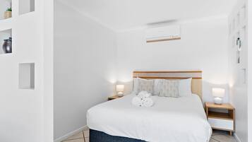 Estúdio econômico, 1 cama Queen, vista para o jardim | Roupas de cama premium, camas com colchões pillow-top, escrivaninha