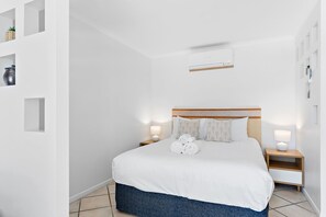 Ropa de cama de alta calidad, colchones con pillow-top y escritorio 