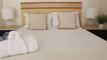Estudio económico, 1 cama Queen size, hidromasaje | Ropa de cama de alta calidad, camas con pillow-top y escritorio