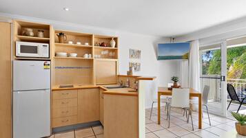 Economy-Studio, 1 Queen-Bett | Eigene Küche | Großer Kühlschrank, Mikrowelle, Herdplatte