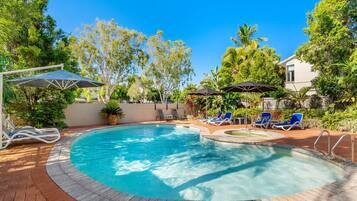 Piscina externa, espreguiçadeiras