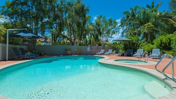 Piscine extérieure, chaises longues