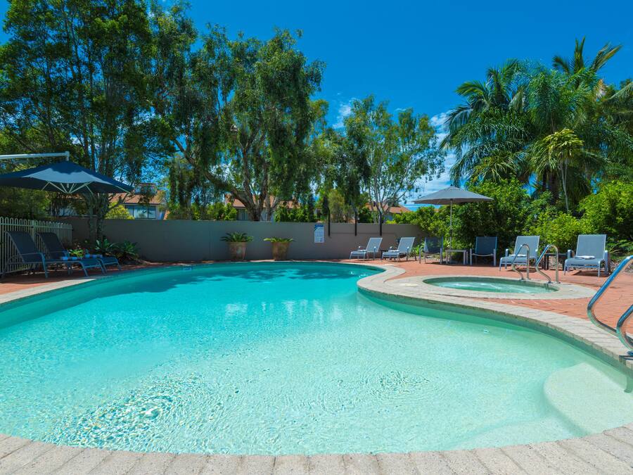 Piscine extérieure, chaises longues