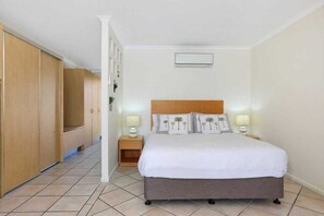 Peralatan tempat tidur premium, tilam berlapik, meja 