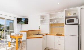 Estudio estándar, 1 cama de matrimonio, vistas al jardín | Cocina básica privada | Frigorífico grande, microondas, placa de cocina y cafetera o tetera