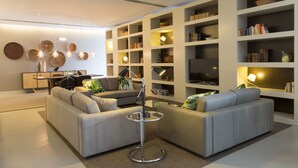 Lobby-lounge