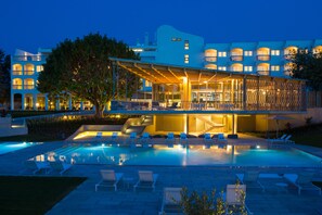 A modern hotel with a pool, lounge chairs, and a covered outdoor area. - Ozadi Tavira Hotel (Tavira)