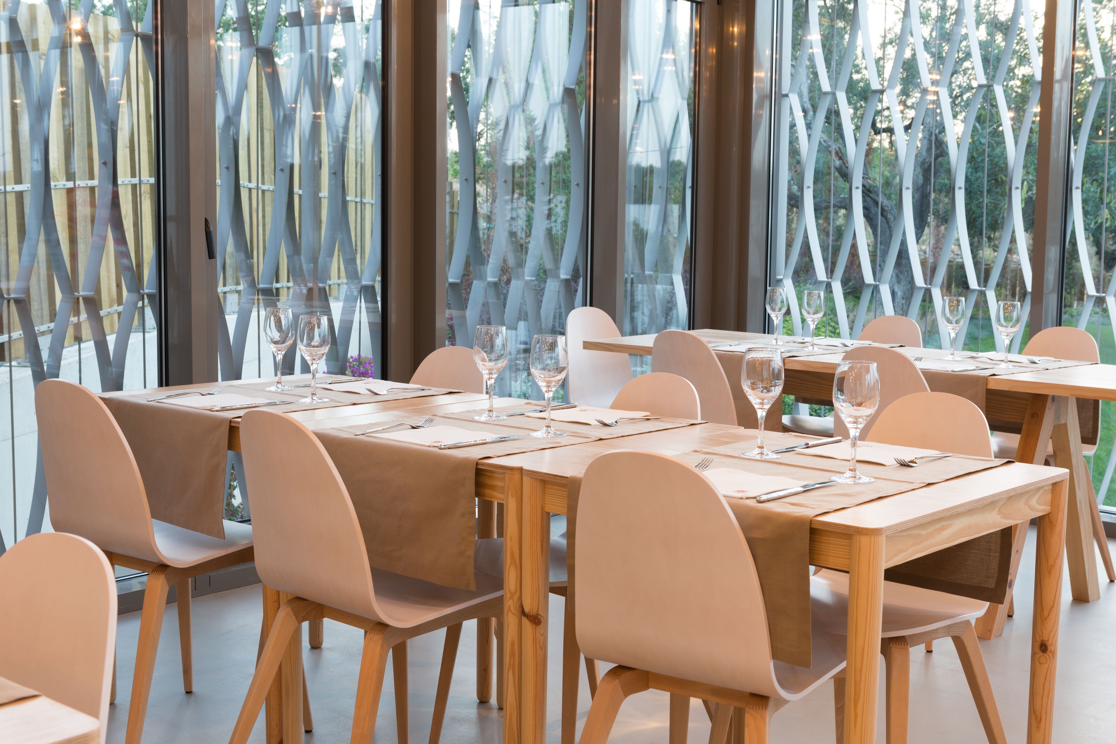 2 restaurants, breakfast, dinner served; international cuisine