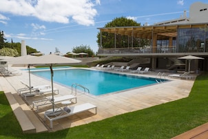 Piscina externa, guarda-sóis, espreguiçadeiras