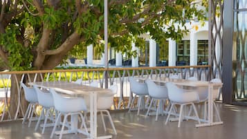 2 restaurants, breakfast, dinner served; international cuisine