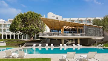 Outdoor pool, pool umbrellas, sun loungers
