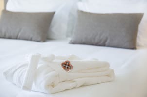 Quarto solteiro | Banheiro | Produtos de toalete de grife, secador de cabelo, toalhas de banho