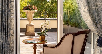 Habitación superior con 2 camas individuales, vistas al parque, en la zona del jardín | Vistas del balcón