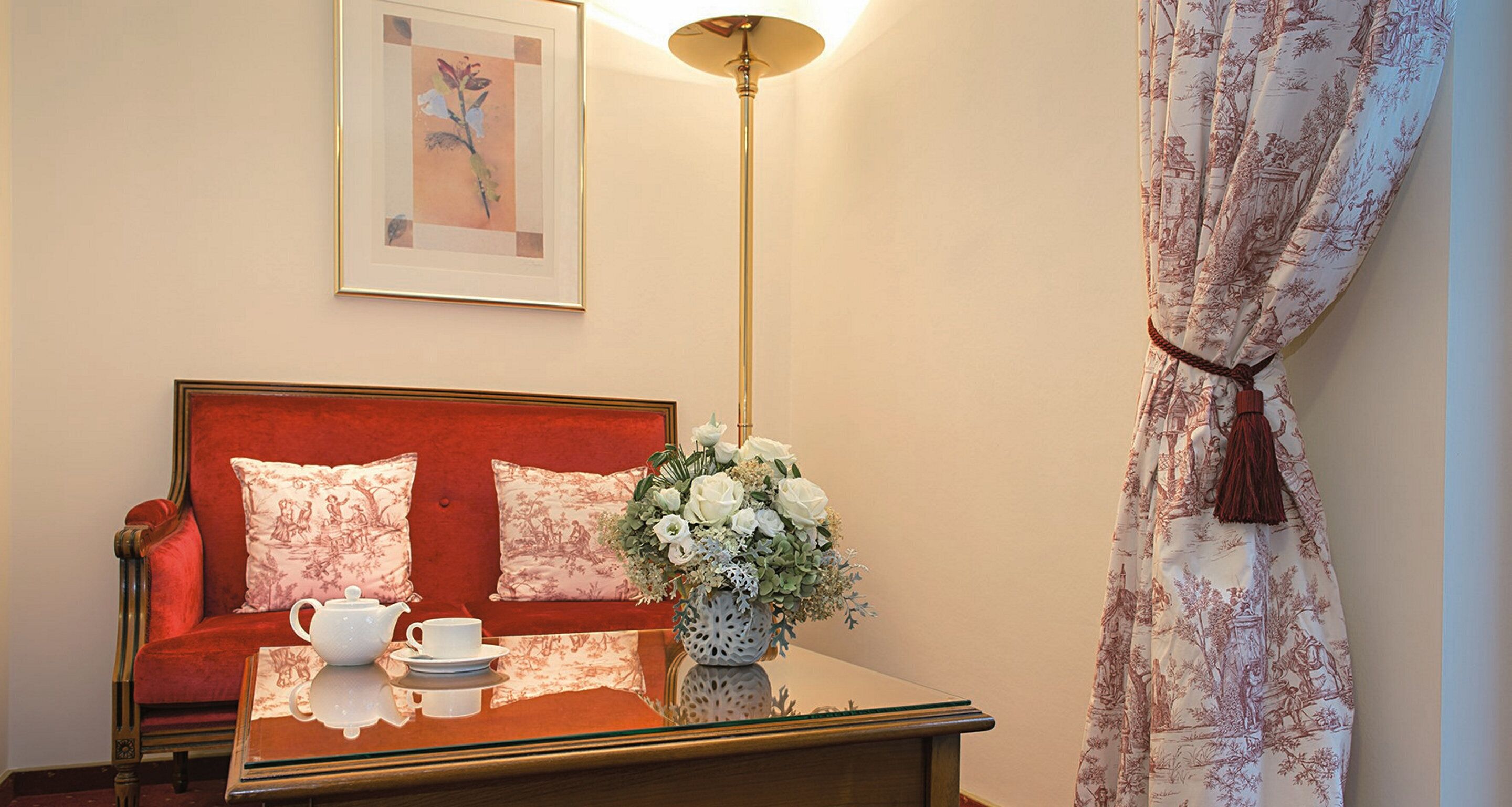 deluxe double room, hill view | living area | 32-inch tv with satellite channels