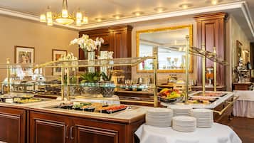 Tägliches Frühstücksbuffet (22 EUR pro Person)
