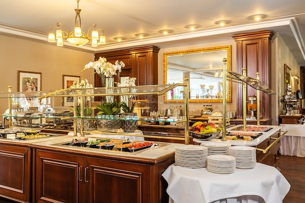 Desayuno buffet diario (EUR 22 por persona)