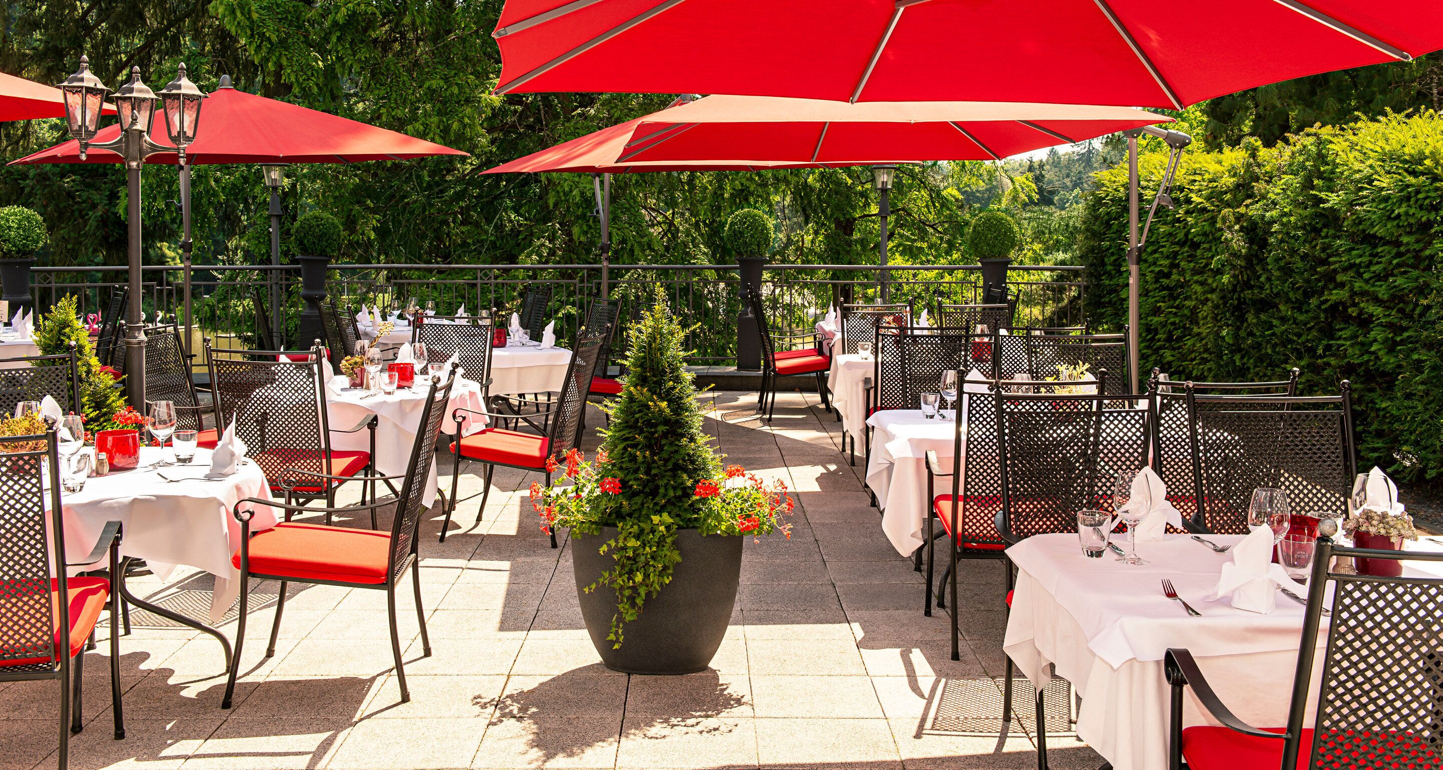 2 restaurants, breakfast, lunch, dinner served; french cuisine