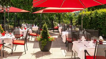 2 restaurants, breakfast, lunch, dinner served; French cuisine