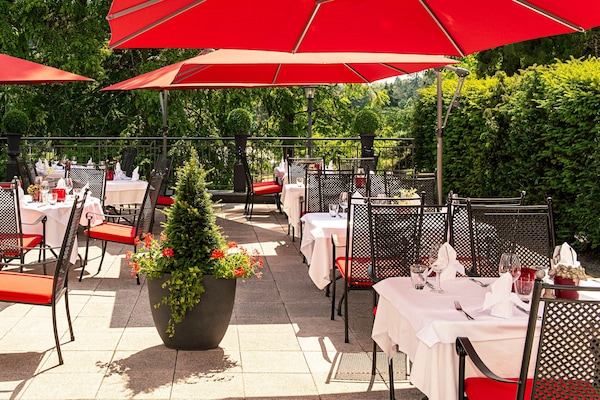 2 restaurants; breakfast, lunch, and dinner served