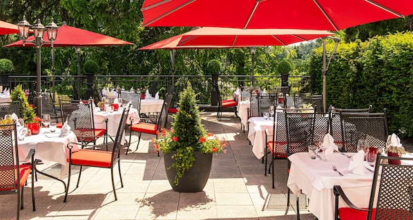 2 restaurants; breakfast, lunch, and dinner served