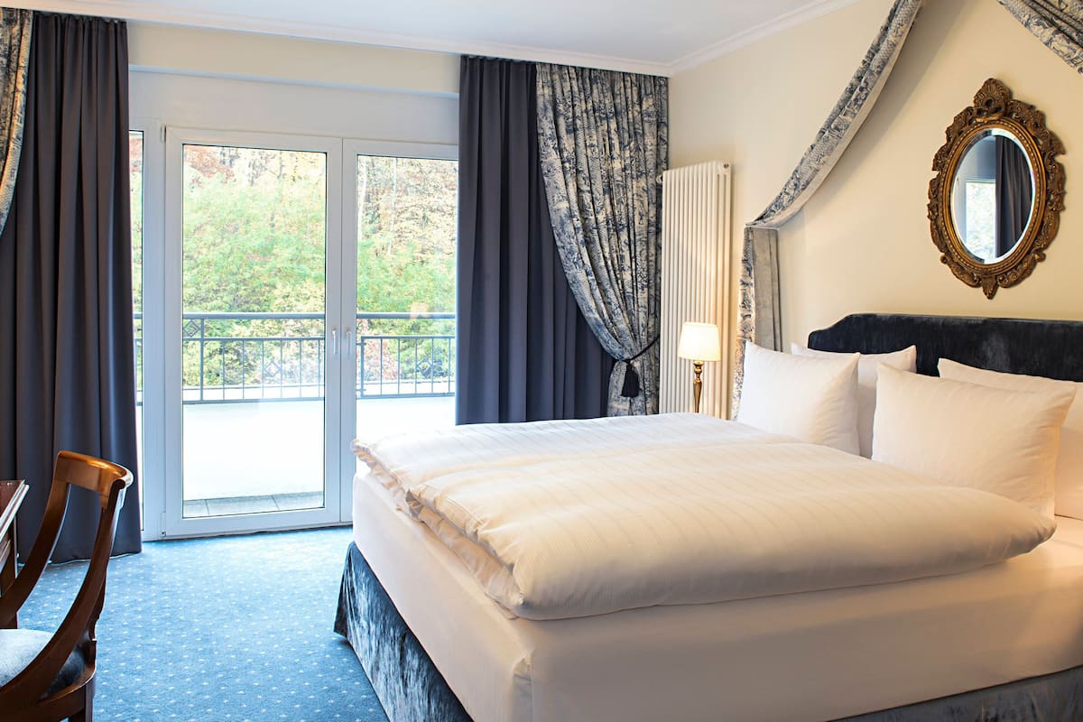 deluxe double room, hill view | hypo-allergenic bedding, minibar, in-room safe, individually decorated
