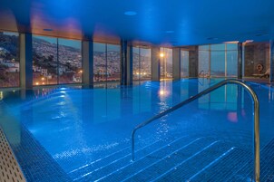 Indendørs pool, udendørs pool, parasoller, liggestole