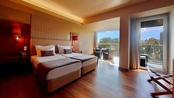 Zweibettzimmer, Bergblick | Minibar, individuell dekoriert, individuell eingerichtet, Schreibtisch