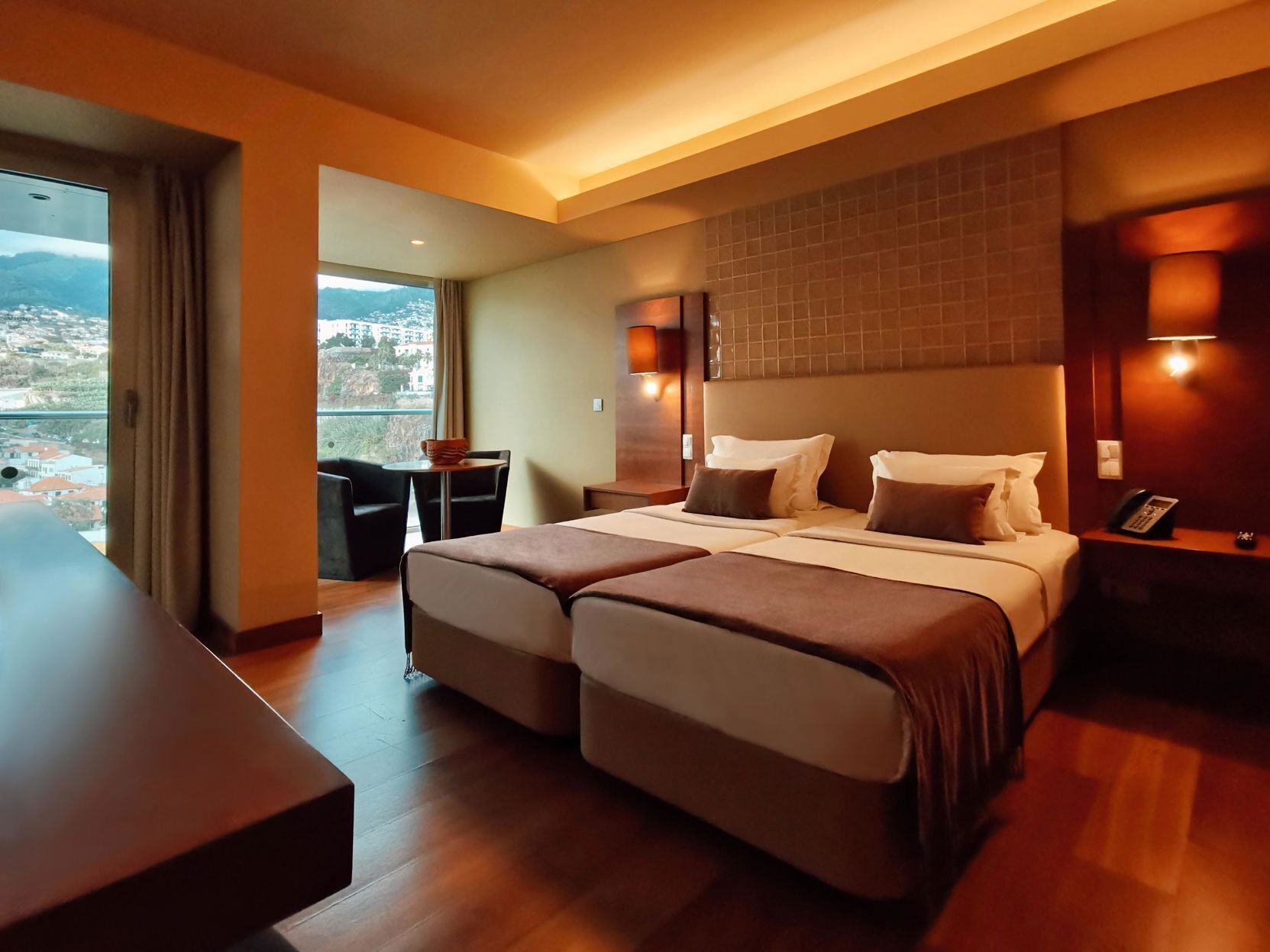 Minibar, decoración personalizada, muebles diferentes y escritorio 