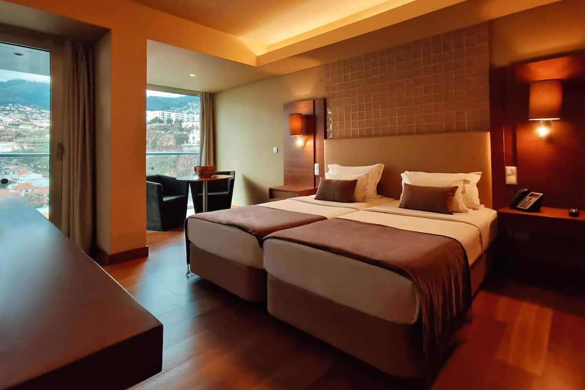 Minibar, decoración personalizada, muebles diferentes y escritorio