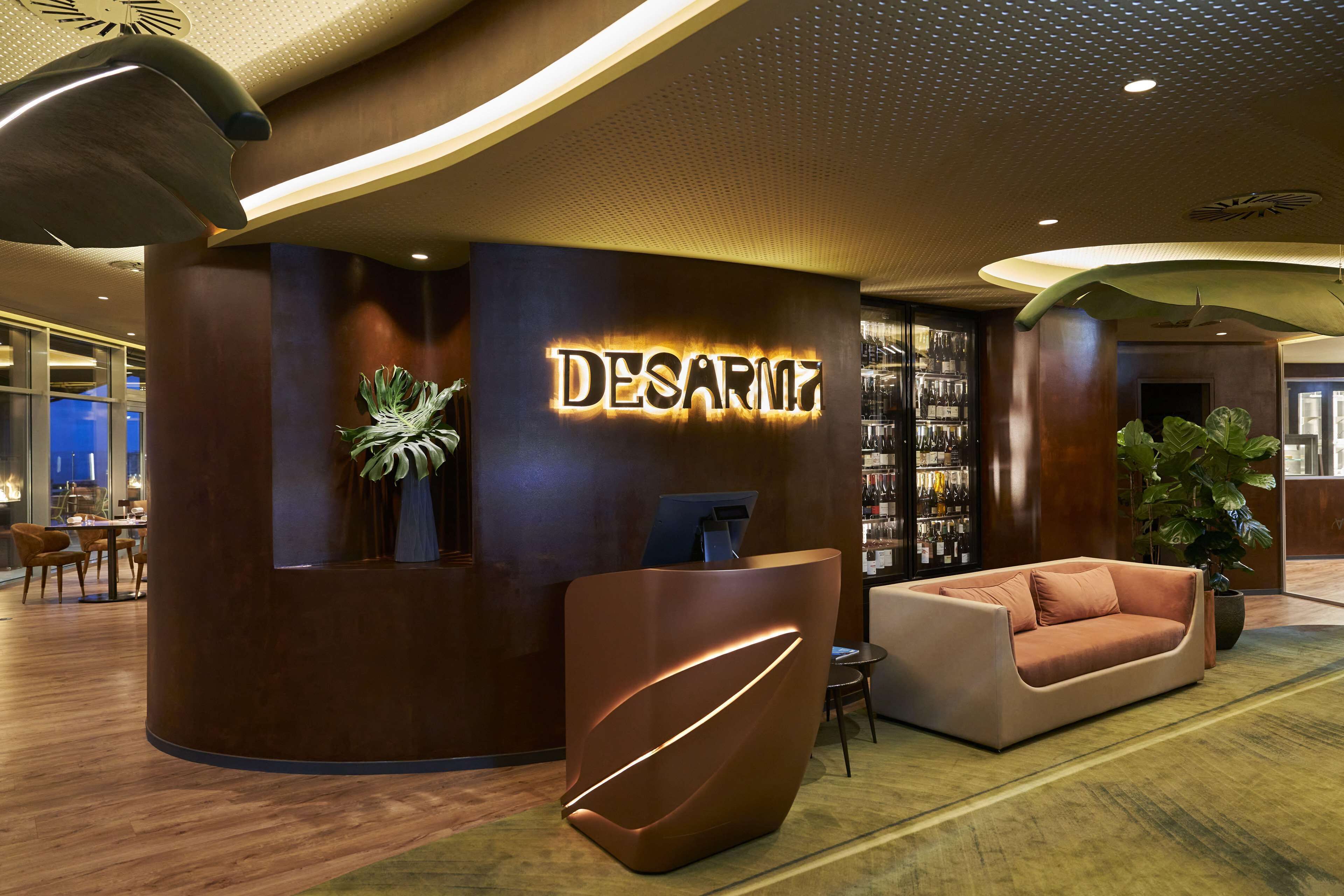 2 ravintolaa, joissa tarjoillaan illallinen; kansainvälinen keittiö