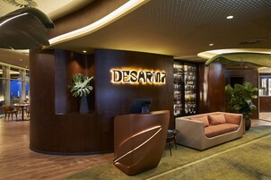 2 εστιατόρια που σερβίρουν βραδινό, διεθνής κουζίνα