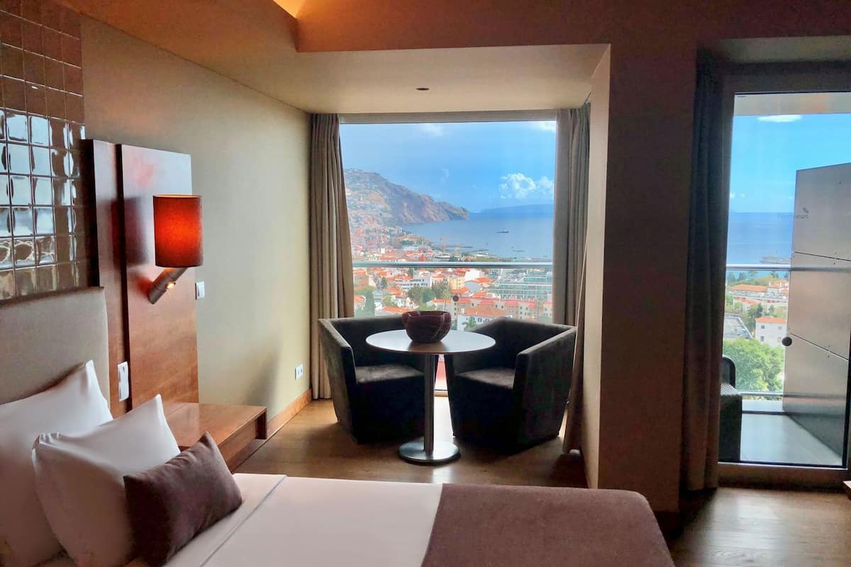 Minibar, decoración personalizada, muebles diferentes y escritorio