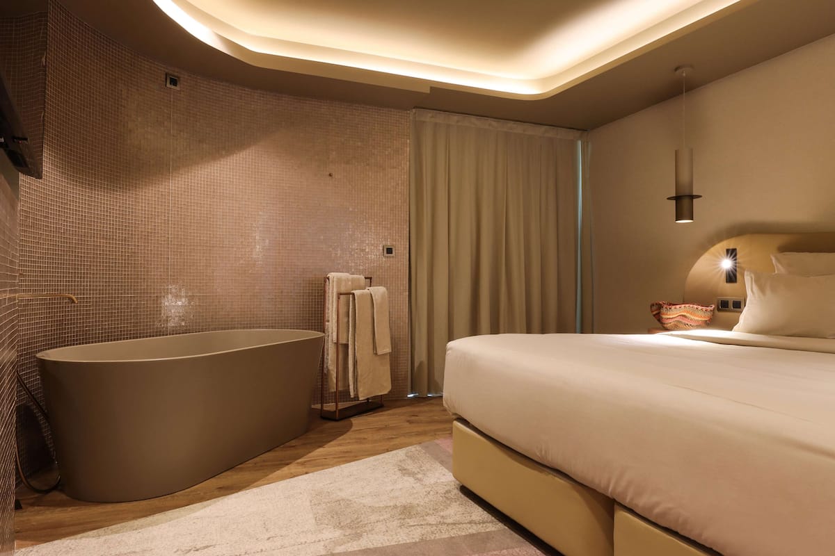 Une salle de bain moderne équipée d’une baignoire, d’une douche et de toilettes.