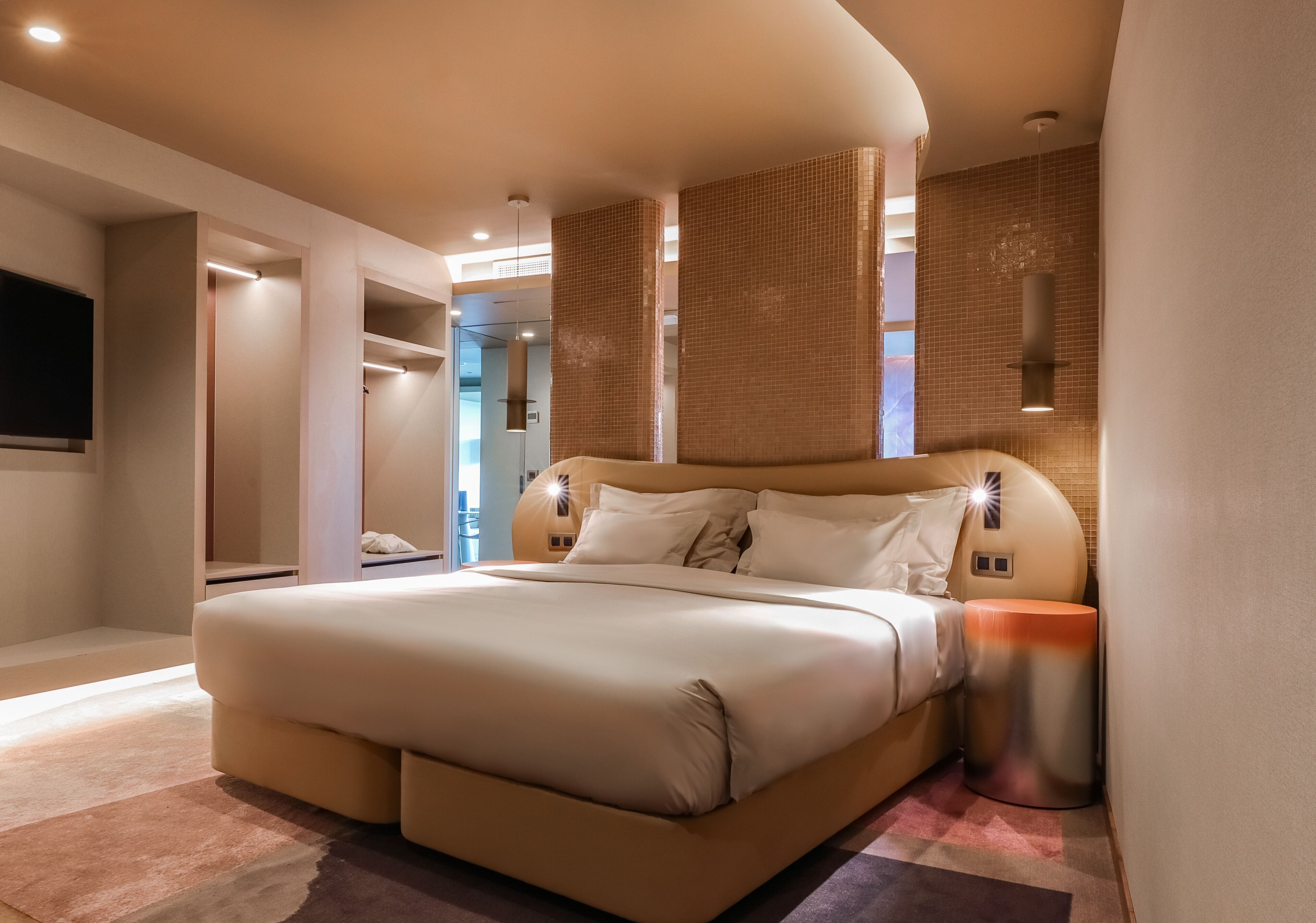 Minibar, decoración personalizada, muebles diferentes y escritorio 